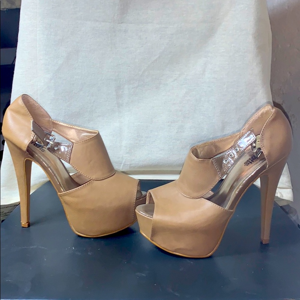 Size 7 Women’s tan open toed Heels Charlotte Russe